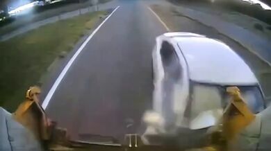 Rychle jedoucí Altima narazila do popelářského vozu