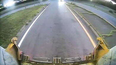 Rychle jedoucí Altima narazila do popelářského vozu