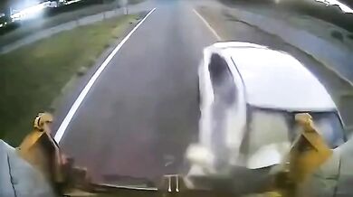 Rychle jedoucí Altima narazila do popelářského vozu