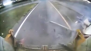 Rychle jedoucí Altima narazila do popelářského vozu