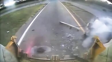 Rychle jedoucí Altima narazila do popelářského vozu