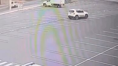 Kuriózná nehoda na parkovišti