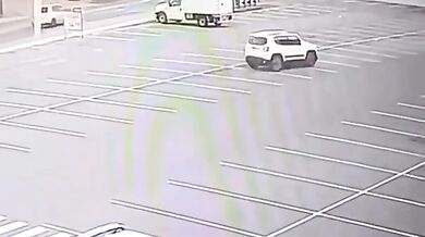 Kuriózná nehoda na parkovišti