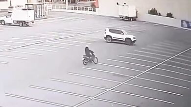 Kuriózná nehoda na parkovišti