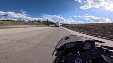 Riskantní jízda motorkáře skončila nehodou