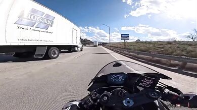 Riskantní jízda motorkáře skončila nehodou