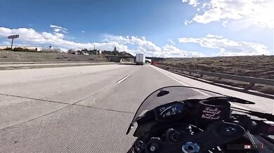 Riskantní jízda motorkáře skončila nehodou