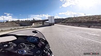 Riskantní jízda motorkáře skončila nehodou