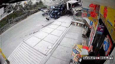 Tragická nehoda nákladního vozu s plynovými lahvemi v Comasu