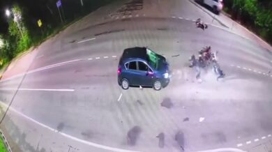 Auto srazilo tři teenagery na pitbikách