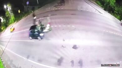 Auto srazilo tři teenagery na pitbikách