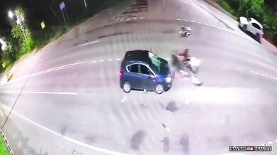 Auto srazilo tři teenagery na pitbikách