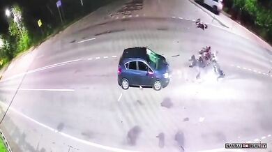 Auto srazilo tři teenagery na pitbikách