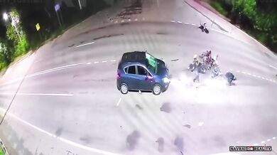 Auto srazilo tři teenagery na pitbikách