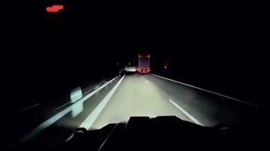 Jak vypadá 700 000 lumenů na autě?