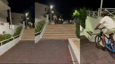 Mladík se předvádí při sjíždění schodů