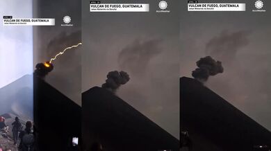 Blesk udeřil přímo do kráteru sopky Fuego v Guatemale a způsobil menší erupci