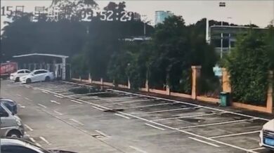 Auto skončilo v bazénu plaveckého centra, řidičku s dítětem zachránili kolemjdoucí