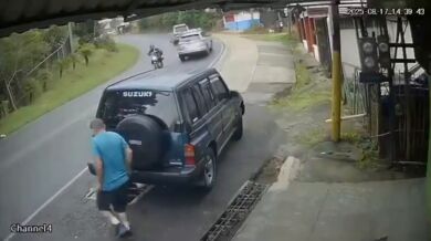 Nehoda motocyklu v Tarbace: zraněn jezdec i chodec