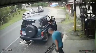 Nehoda motocyklu v Tarbace: zraněn jezdec i chodec