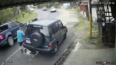 Nehoda motocyklu v Tarbace: zraněn jezdec i chodec