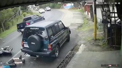 Nehoda motocyklu v Tarbace: zraněn jezdec i chodec