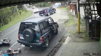 Nehoda motocyklu v Tarbace: zraněn jezdec i chodec