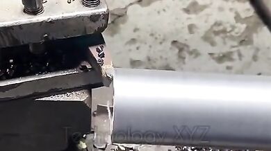 Přeměna šrotu na obrovskou matici a šroub