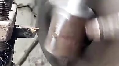 Přeměna šrotu na obrovskou matici a šroub