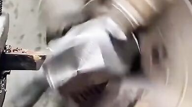 Přeměna šrotu na obrovskou matici a šroub