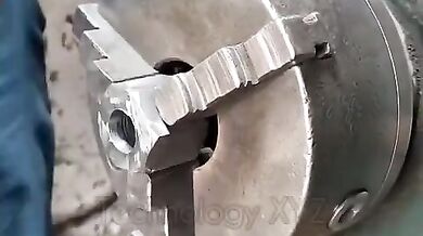 Přeměna šrotu na obrovskou matici a šroub