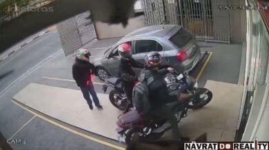 Lupiči na dvou motorkách se pokusili okrást jiného motorkáře a vojenského důstojníka mimo službu