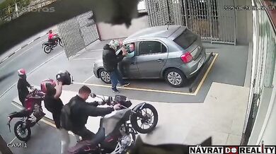Lupiči na dvou motorkách se pokusili okrást jiného motorkáře a vojenského důstojníka mimo službu
