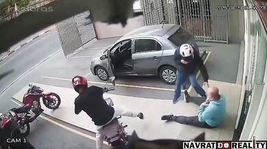 Lupiči na dvou motorkách se pokusili okrást jiného motorkáře a vojenského důstojníka mimo službu