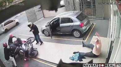 Lupiči na dvou motorkách se pokusili okrást jiného motorkáře a vojenského důstojníka mimo službu