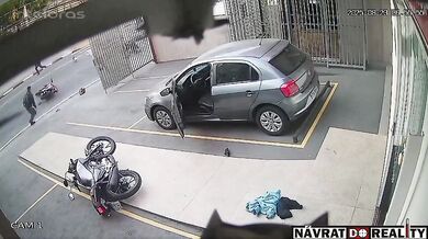 Lupiči na dvou motorkách se pokusili okrást jiného motorkáře a vojenského důstojníka mimo službu