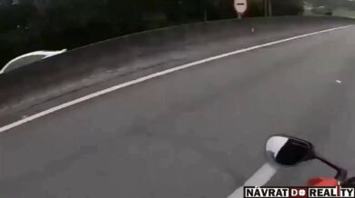 Řidič automobilu agresivně srazil motorkáře