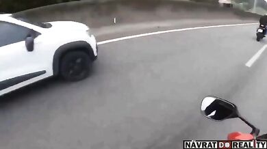 Řidič automobilu agresivně srazil motorkáře