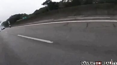 Řidič automobilu agresivně srazil motorkáře