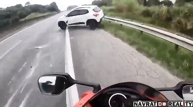 Řidič automobilu agresivně srazil motorkáře
