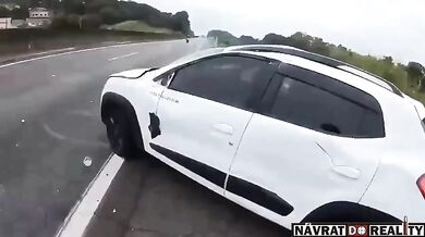 Řidič automobilu agresivně srazil motorkáře