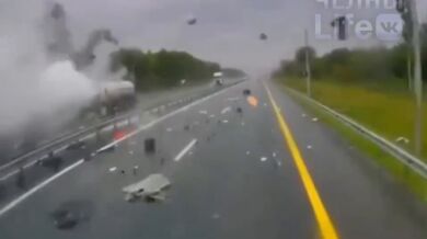 Exploze cisterny s oxidem uhličitým si vyžádala život řidiče a zranila dítě