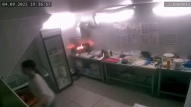 Klasické hašení ohně v kuchyni...