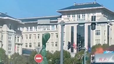 Řidič v Číně odvezl hořící nákladní vůz přímo k hasičům