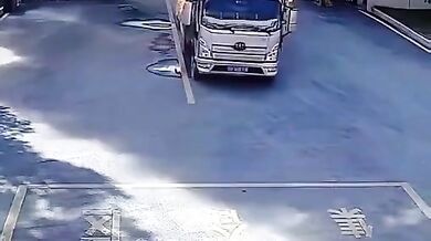 Řidič v Číně odvezl hořící nákladní vůz přímo k hasičům