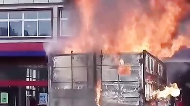 Řidič v Číně odvezl hořící nákladní vůz přímo k hasičům