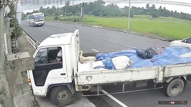 Také způsob, jak předejít zraněním při nevyhnutelné srážce s náklaďákem