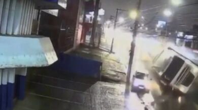 Řidič automobilu jen o fous unikl nehodě kamionu