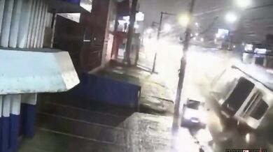 Řidič automobilu jen o fous unikl nehodě kamionu