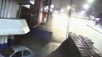 Řidič automobilu jen o fous unikl nehodě kamionu